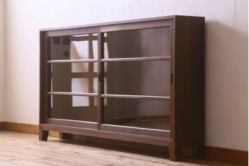 レトロ家具　昭和レトロ　ナラ材使用　クリアガラスが施された脚付きの戸棚(収納棚・飾り棚・ブックケース)