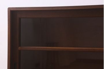 レトロ家具　昭和レトロ　ナラ材使用　クリアガラスが施された脚付きの戸棚(収納棚・飾り棚・ブックケース)