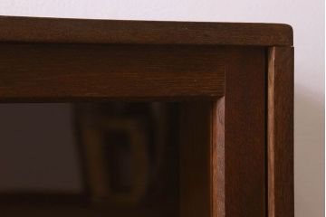 レトロ家具　昭和レトロ　ナラ材使用　クリアガラスが施された脚付きの戸棚(収納棚・飾り棚・ブックケース)