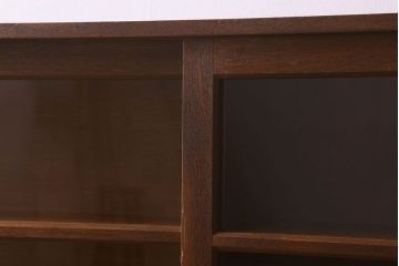 レトロ家具　昭和レトロ　ナラ材使用　クリアガラスが施された脚付きの戸棚(収納棚・飾り棚・ブックケース)