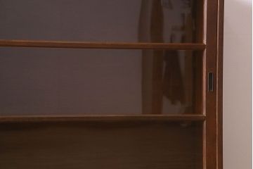 レトロ家具　昭和レトロ　ナラ材使用　クリアガラスが施された脚付きの戸棚(収納棚・飾り棚・ブックケース)