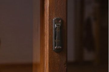 レトロ家具　昭和レトロ　ナラ材使用　クリアガラスが施された脚付きの戸棚(収納棚・飾り棚・ブックケース)