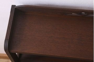 レトロ家具　昭和レトロ　ラワン材　透かし彫り入りの上品な本棚(飾り棚、ディスプレイラック)