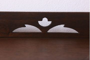 レトロ家具　昭和レトロ　ラワン材　透かし彫り入りの上品な本棚(飾り棚、ディスプレイラック)