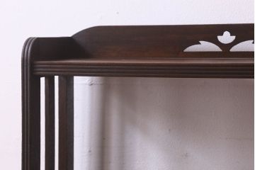 レトロ家具　昭和レトロ　ラワン材　透かし彫り入りの上品な本棚(飾り棚、ディスプレイラック)