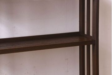 レトロ家具　昭和レトロ　ラワン材　透かし彫り入りの上品な本棚(飾り棚、ディスプレイラック)
