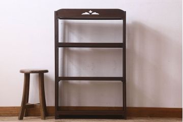 レトロ家具　昭和レトロ　ラワン材　透かし彫り入りの上品な本棚(飾り棚、ディスプレイラック)