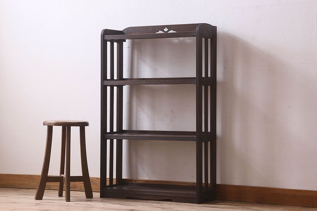 レトロ家具 昭和レトロ ラワン材 透かし彫り入りの上品な本棚(飾り棚、ディスプレイラック)