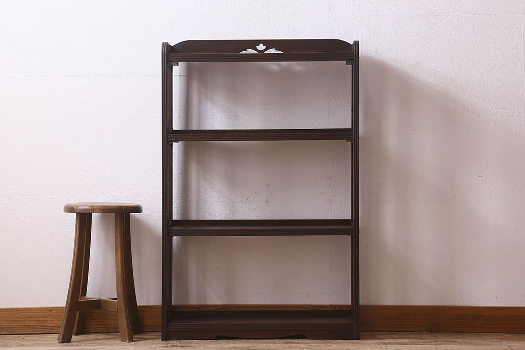 レトロ家具 昭和レトロ ラワン材 透かし彫り入りの上品な本棚(飾り棚、ディスプレイラック)