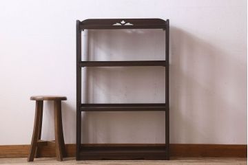 レトロ家具 昭和レトロ ラワン材 透かし彫り入りの上品な本棚(飾り棚、ディスプレイラック)