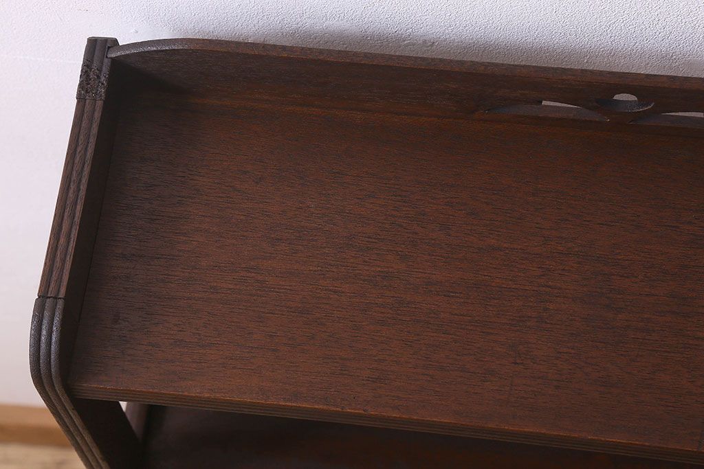 レトロ家具 昭和レトロ ラワン材 透かし彫り入りの上品な本棚(飾り棚、ディスプレイラック)