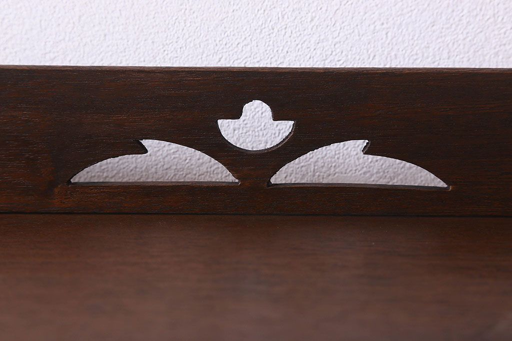 レトロ家具 昭和レトロ ラワン材 透かし彫り入りの上品な本棚(飾り棚、ディスプレイラック)