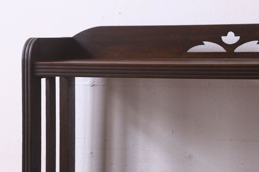 レトロ家具 昭和レトロ ラワン材 透かし彫り入りの上品な本棚(飾り棚、ディスプレイラック)