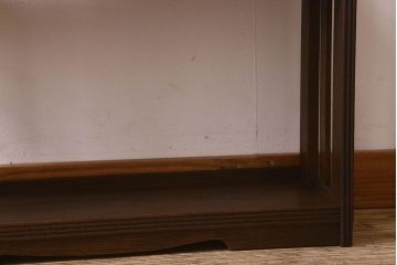 レトロ家具 昭和レトロ ラワン材 透かし彫り入りの上品な本棚(飾り棚、ディスプレイラック)