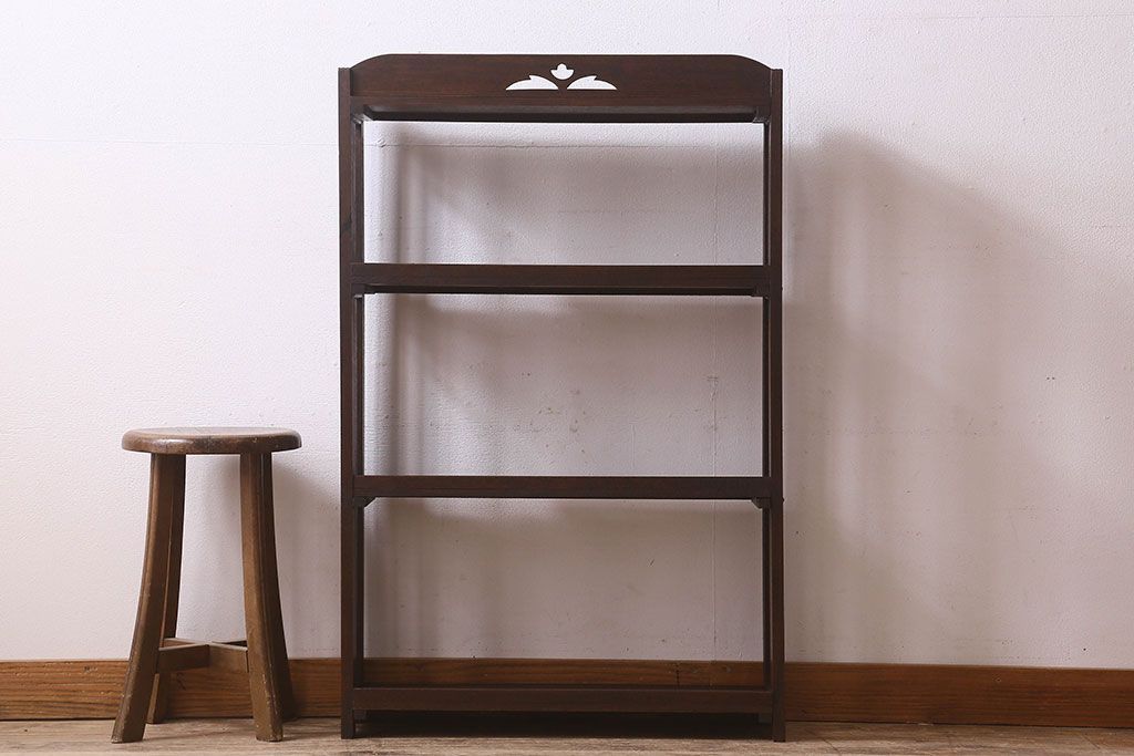 レトロ家具 昭和レトロ ラワン材 透かし彫り入りの上品な本棚(飾り棚、ディスプレイラック)