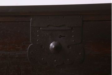 アンティーク家具　和製アンティーク　鉄脚付き!前面桐材の時代箪笥ローボード(ローチェスト、引き出し、衣装箪笥、テ  レビ台)