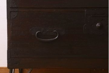アンティーク家具　和製アンティーク　鉄脚付き!前面桐材の時代箪笥ローボード(ローチェスト、引き出し、衣装箪笥、テ  レビ台)
