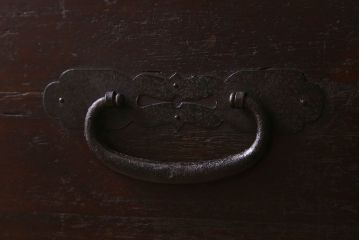 アンティーク家具　和製アンティーク　鉄脚付き!前面桐材の時代箪笥ローボード(ローチェスト、引き出し、衣装箪笥、テ  レビ台)