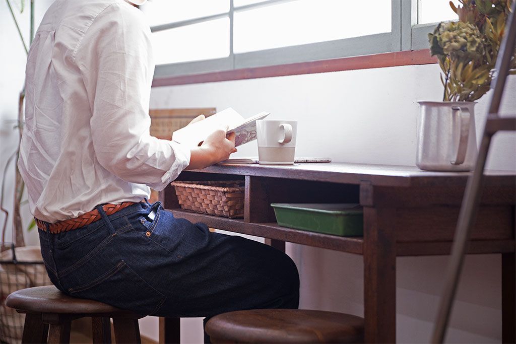 アンティーク雑貨　昭和レトロ　ラワン材　横長・薄型タイプの平机(コンソールテーブル、花台、飾り台)