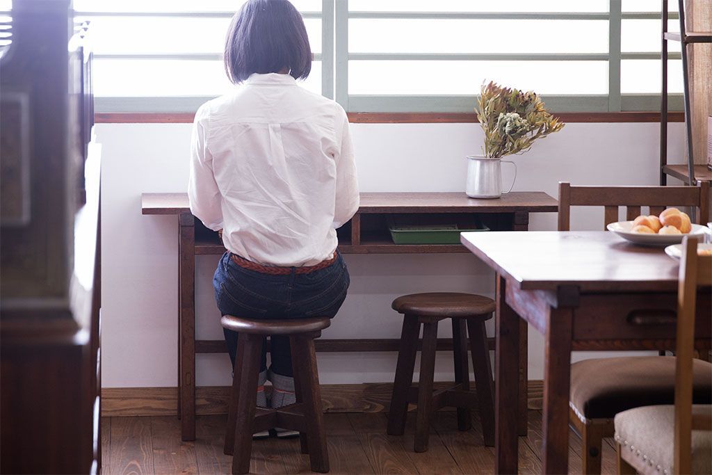 アンティーク雑貨　昭和レトロ　ラワン材　横長・薄型タイプの平机(コンソールテーブル、花台、飾り台)