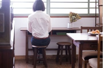 アンティーク雑貨　昭和レトロ　ラワン材　横長・薄型タイプの平机(コンソールテーブル、花台、飾り台)