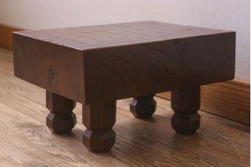 アンティーク雑貨　古民芸　欅材のみで作られた重厚な将棋盤(花台、飾り台)