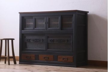 アンティーク家具　和製アンティーク　天板栗材　人気の結霜ガラスが使用されたモダンなペイント戸棚(水屋箪笥、収納棚、食器棚、本箱)
