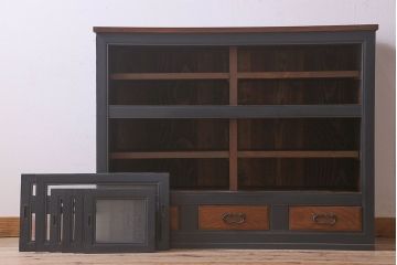 アンティーク家具　和製アンティーク　天板栗材　人気の結霜ガラスが使用されたモダンなペイント戸棚(水屋箪笥、収納棚、食器棚、本箱)