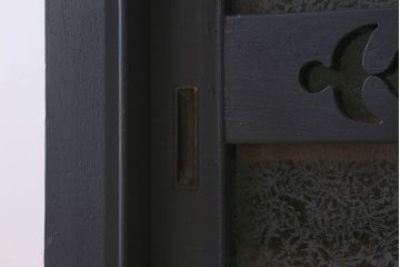 アンティーク家具　和製アンティーク　天板栗材　人気の結霜ガラスが使用されたモダンなペイント戸棚(水屋箪笥、収納棚、食器棚、本箱)