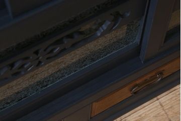 アンティーク家具　和製アンティーク　天板栗材　人気の結霜ガラスが使用されたモダンなペイント戸棚(水屋箪笥、収納棚、食器棚、本箱)