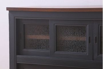 アンティーク家具 和製アンティーク 天板栗材 人気の結霜ガラスが使用されたモダンなペイント戸棚(水屋箪笥、収納棚、食器棚、本箱)