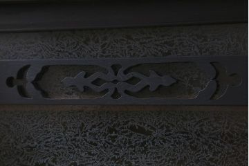 アンティーク家具 和製アンティーク 天板栗材 人気の結霜ガラスが使用されたモダンなペイント戸棚(水屋箪笥、収納棚、食器棚、本箱)