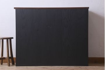 アンティーク家具 和製アンティーク 天板栗材 人気の結霜ガラスが使用されたモダンなペイント戸棚(水屋箪笥、収納棚、食器棚、本箱)