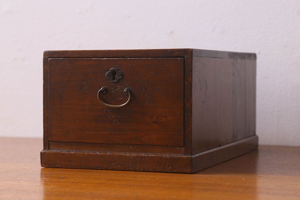アンティーク雑貨　和製アンティーク　古い檜材や銅金具の質感が味のある小引き出し(小物入れ、小物収納)