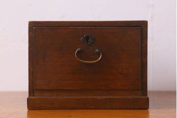 アンティーク雑貨　和製アンティーク　古い檜材や銅金具の質感が味のある小引き出し(小物入れ、小物収納)