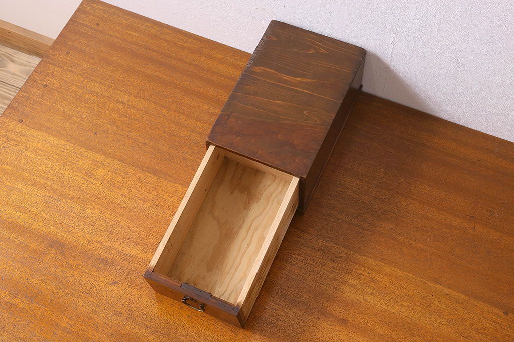 アンティーク雑貨　和製アンティーク　古い檜材や銅金具の質感が味のある小引き出し(小物入れ、小物収納)