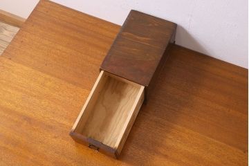 アンティーク雑貨　和製アンティーク　古い檜材や銅金具の質感が味のある小引き出し(小物入れ、小物収納)