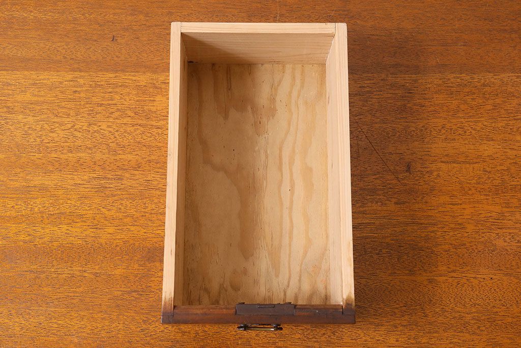 アンティーク雑貨　和製アンティーク　古い檜材や銅金具の質感が味のある小引き出し(小物入れ、小物収納)