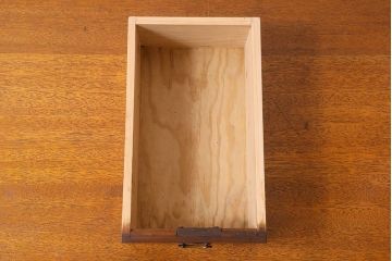 アンティーク雑貨　和製アンティーク　古い檜材や銅金具の質感が味のある小引き出し(小物入れ、小物収納)