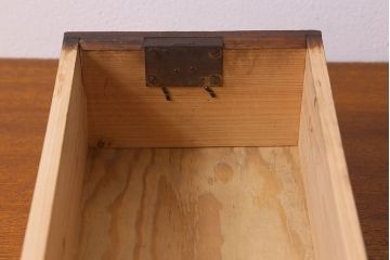 アンティーク雑貨　和製アンティーク　古い檜材や銅金具の質感が味のある小引き出し(小物入れ、小物収納)