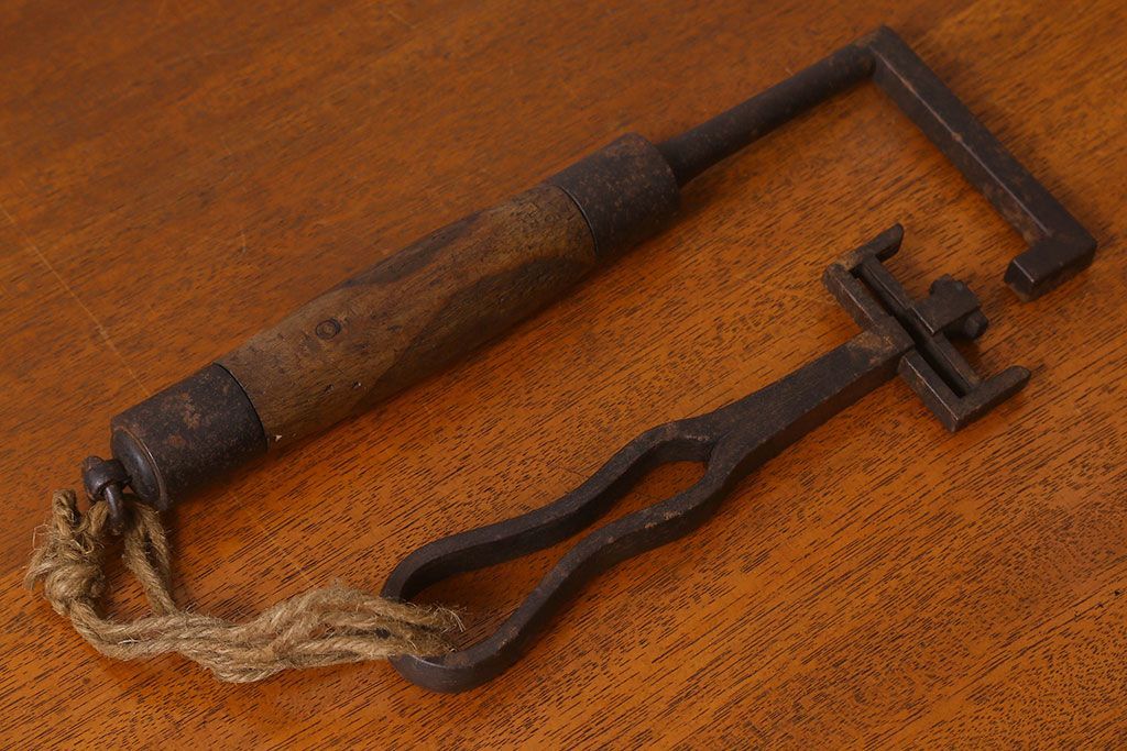 アンティーク雑貨　和製アンティーク　明治期の古い蔵戸の鉤(鍵)