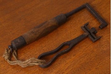 アンティーク雑貨　和製アンティーク　明治期の古い蔵戸の鉤(鍵)