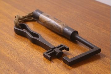 アンティーク雑貨　和製アンティーク　明治期の古い蔵戸の鉤(鍵)