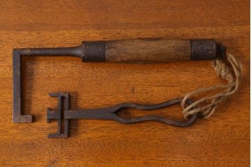 アンティーク雑貨　和製アンティーク　明治期の古い蔵戸の鉤(鍵)