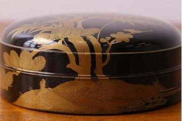 アンティーク雑貨　明治期　松竹梅鶴亀図　木製時代箱・蒔絵(小物収納箱、茶道具)