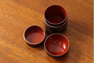 アンティーク雑貨　明治期　松竹梅鶴亀図　木製重香合・蒔絵(小物収納箱、茶道具)