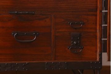 アンティーク家具　和製アンティーク　桐材　天板ヒノキ材　観音開き戸　鉄脚付き　立派な金具の箪笥ローチェスト(引き出し、テレビ台、桐箪笥、桐たんす)(1)