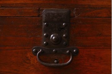 アンティーク家具　和製アンティーク　桐材　天板ヒノキ材　観音開き戸　鉄脚付き　立派な金具の箪笥ローチェスト(引き出し、テレビ台、桐箪笥、桐たんす)(1)