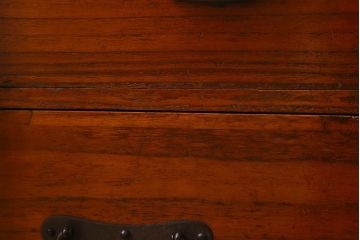 アンティーク家具　和製アンティーク　桐材　天板ヒノキ材　観音開き戸　鉄脚付き　立派な金具の箪笥ローチェスト(引き出し、テレビ台、桐箪笥、桐たんす)(1)