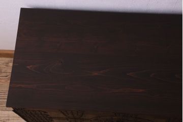 アンティーク家具　和製アンティーク　桐材　天板ヒノキ材　観音開き戸　鉄脚付き　立派な金具の箪笥ローチェスト(引き出し、テレビ台、桐箪笥、桐たんす)(1)